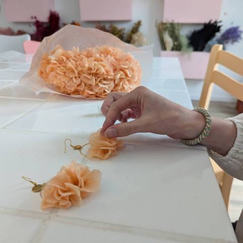 Atelier Boucles d'oreilles en fleurs stabilises